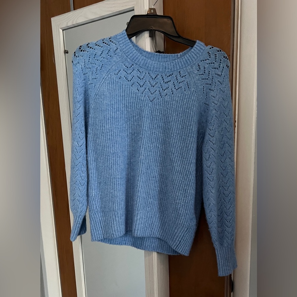 Abercrombie 
Girls Pointelle Crew Sweater  
Size: 13/14